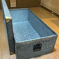 アンティークなブリキの衣装ケース（取手黒）の画像