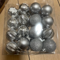 クリスマスツリーとオーナメントの画像