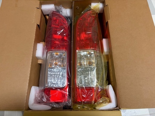 【美品】ハイエース純正テールランプ　新車外し