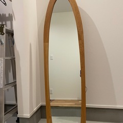 サーフィンの板の形をした鏡の画像