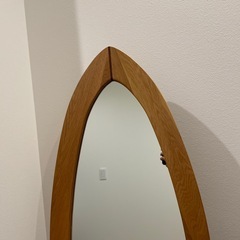 サーフィンの板の形をした鏡の画像