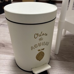 セット売り　ペダル式ダストボックス（ゴミ箱）ホワイトミニテーブル（サイドテーブル）の画像