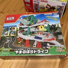 トミカ3点セット　やまのぼりドライブ・パワークレーン 建設現場・ダブルアクショントミカビル　その他トミカ多数の画像