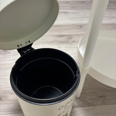 セット売り　ペダル式ダストボックス（ゴミ箱）ホワイトミニテーブル（サイドテーブル）の画像