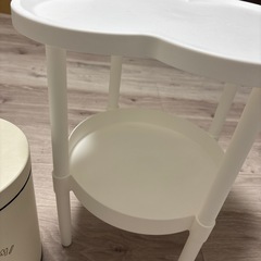セット売り　ペダル式ダストボックス（ゴミ箱）ホワイトミニテーブル（サイドテーブル）の画像