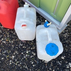 灯油容器四つ　水入れタンク二つで1000円の画像