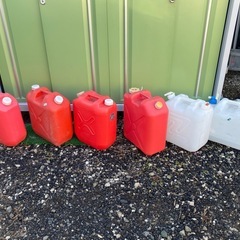 灯油容器四つ　水入れタンク二つで1000円の画像