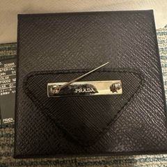 BUYMA購入　PRADA プラダ サフィアーノ レザーブローチ の画像