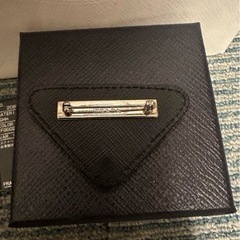BUYMA購入　PRADA プラダ サフィアーノ レザーブローチ の画像