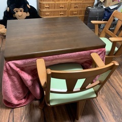 テーブルとチェア二脚の画像