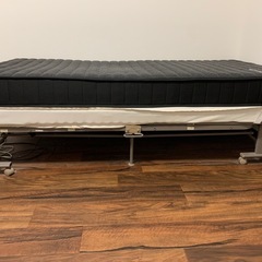 折りたたみベッドと別購入のマットレスの画像