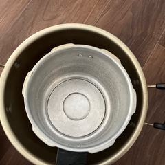 不揃いな鍋のセットの画像