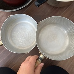 不揃いな鍋のセットの画像