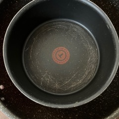 不揃いな鍋のセットの画像