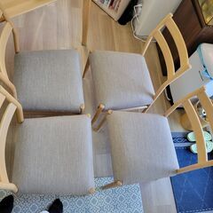 ダイニングテーブルと椅子4脚の画像