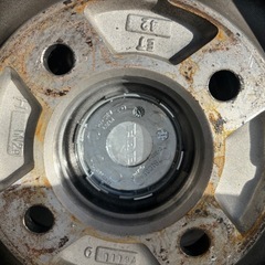 スタッドレスタイヤ付きアルミホイールの画像