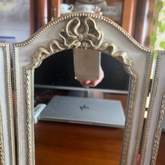 ゴールドのリボンや縁取りがクラシックな雰囲気の装飾的な三面鏡 卓上用の画像