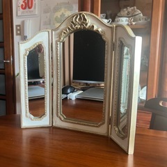 ゴールドのリボンや縁取りがクラシックな雰囲気の装飾的な三面鏡 卓上用の画像