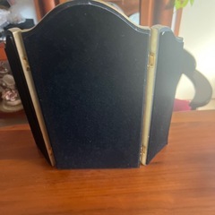 ゴールドのリボンや縁取りがクラシックな雰囲気の装飾的な三面鏡 卓上用の画像