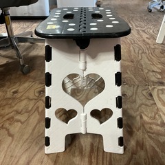 踏み台🪜折りたたみ式❣️水玉模様⚫️⚪️ハート柄🖤ハートセノビー汚れあり💦黒•白の画像