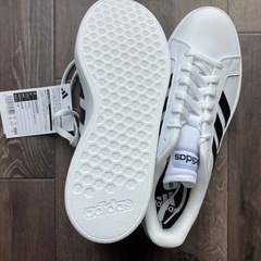 アディダス新品スニーカーの画像