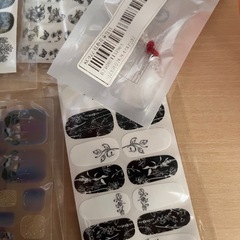 ネイルシールセット➕赤薔薇ピアス新品の画像