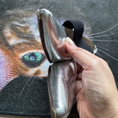 シルバーパンプスの画像