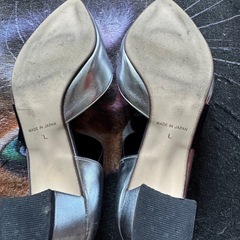 シルバーパンプスの画像