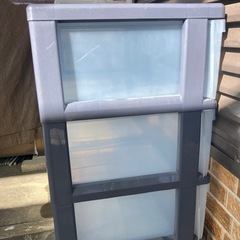 3段ケース　キャスター一つ欠品の画像