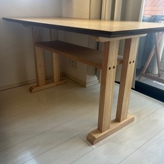 木製ダイニングテーブルの画像