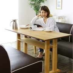 木製ダイニングテーブルの画像