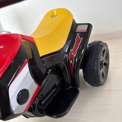 トイザらス 電動バイク AVIGO 電動乗用3輪バイク ミニモト 乗用玩具の画像