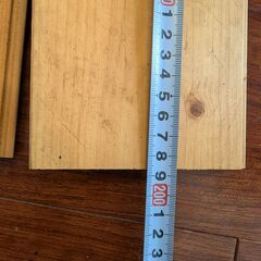 無垢一枚板フローリング・ウッドデッキ材レッドパイン節有サネ加工オイル塗装済B品の画像