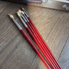 油絵画箱、筆などの画像