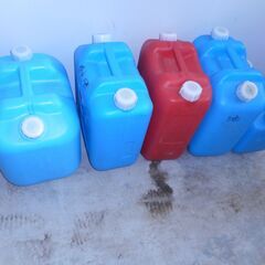 灯油ポりタンク５個の画像