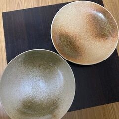 大皿（ペア、土感のある陶器）の画像