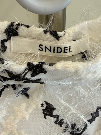 美品? 
SNI DEL スカート