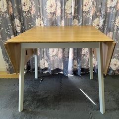 IKEA 伸長式ダイニングテーブルの画像