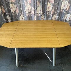 IKEA 伸長式ダイニングテーブルの画像