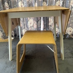 IKEA 伸長式ダイニングテーブルの画像