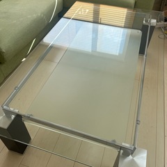 写真のガラステーブルのみお取り引き可能です！の画像