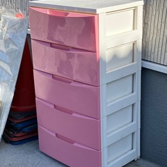 ピンクの衣装ケースの画像