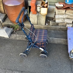 お年寄りの手押し車の画像