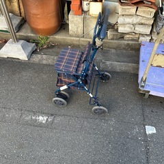 お年寄りの手押し車の画像