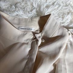 フリルデザインのホワイト半袖シャツの画像