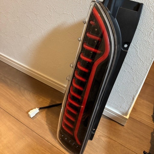 ハイエーステールランプ クリア/レッド スリムデザイン