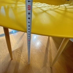 黄色のチェアの画像