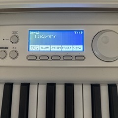 カシオ　キーボード　　光ナビゲーション　スタンド付けますの画像
