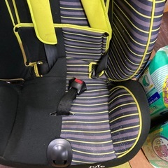 チャイルドシート　Joie ジュニアシート 黒と黄色のストライプの画像