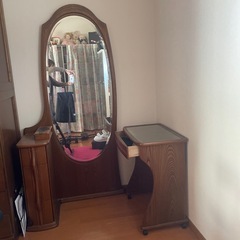 アンティークドレッサーの画像